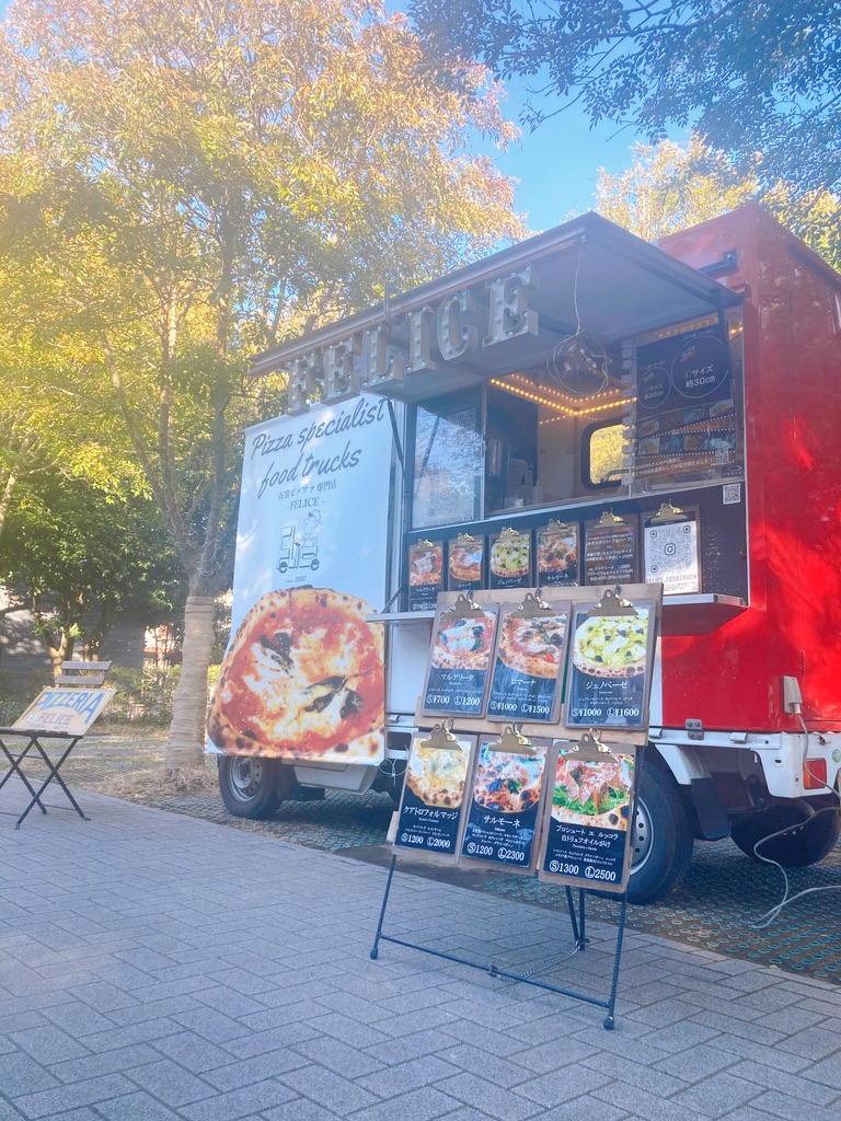 公園に出店するFELICEのキッチンカー