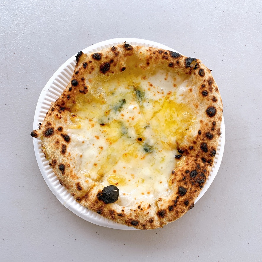 FELICEキッチンカーのクワトロフォルマッジピザ