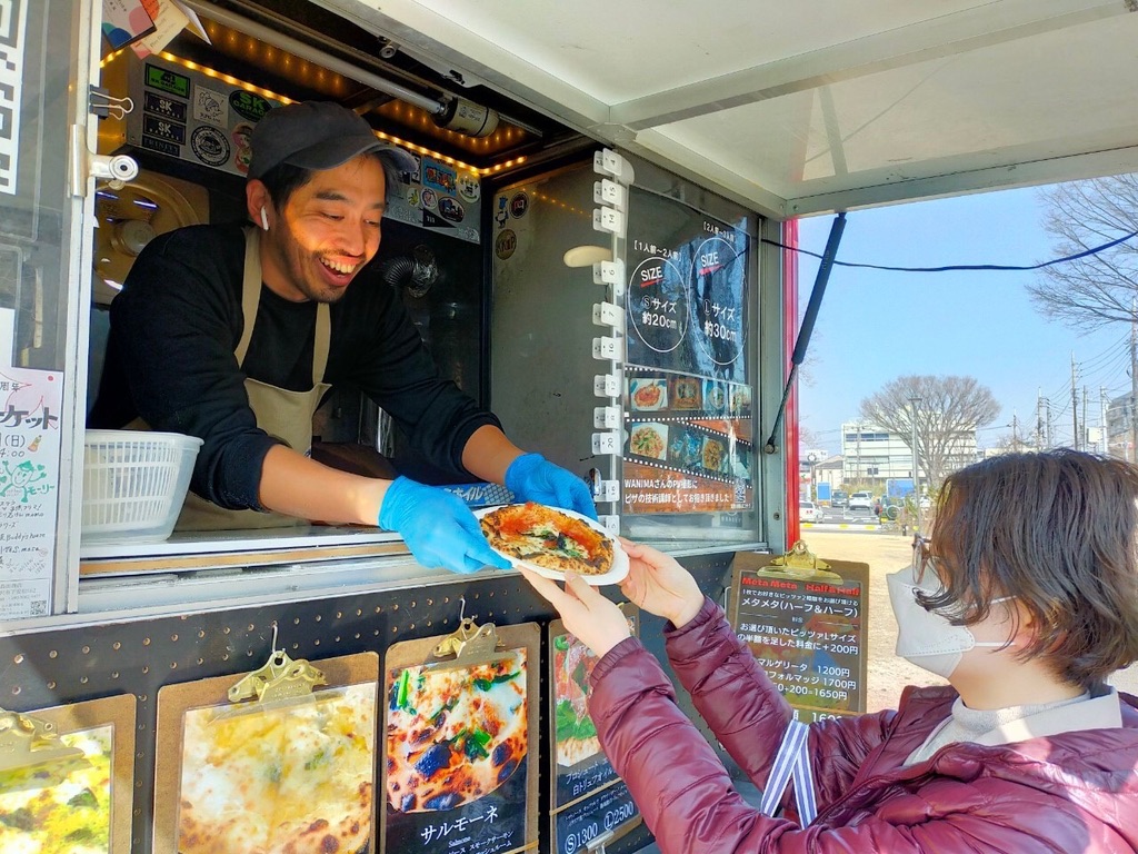 FELICEキッチンカーでピザを手渡すシーン